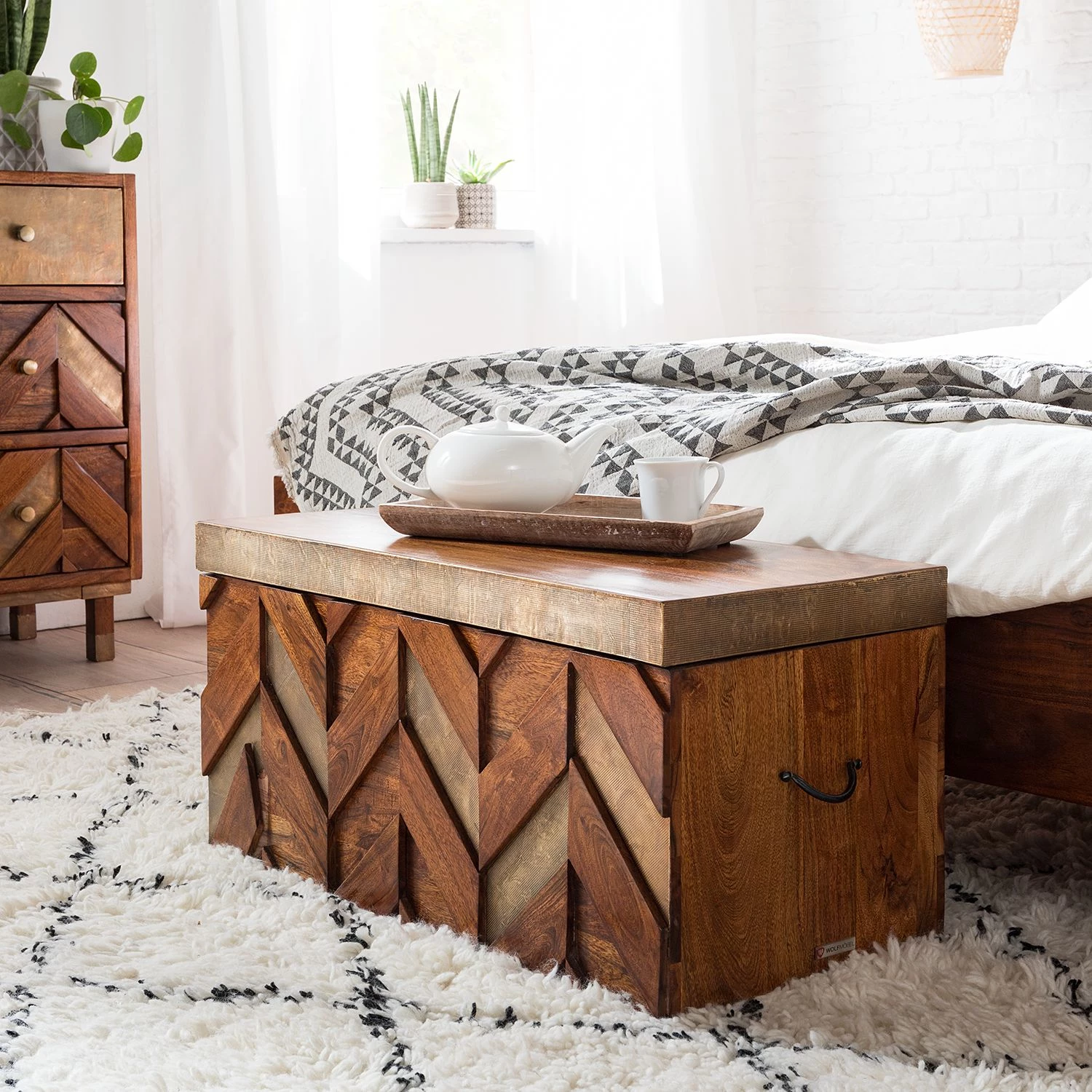 Ars manufacti Coffre Yao - Acacia massif / Métal - Acacia / Doré 3 Ars manufacti Coffre Yao - Acacia massif / Métal - Acacia / Doré – Image 2