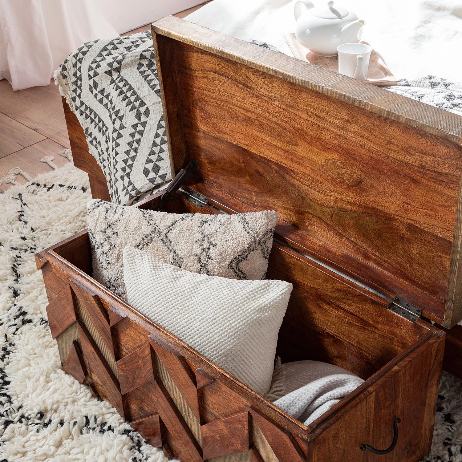 Ars manufacti Coffre Yao - Acacia massif / Métal - Acacia / Doré 14 Ars manufacti Coffre Yao - Acacia massif / Métal - Acacia / Doré – Image 13