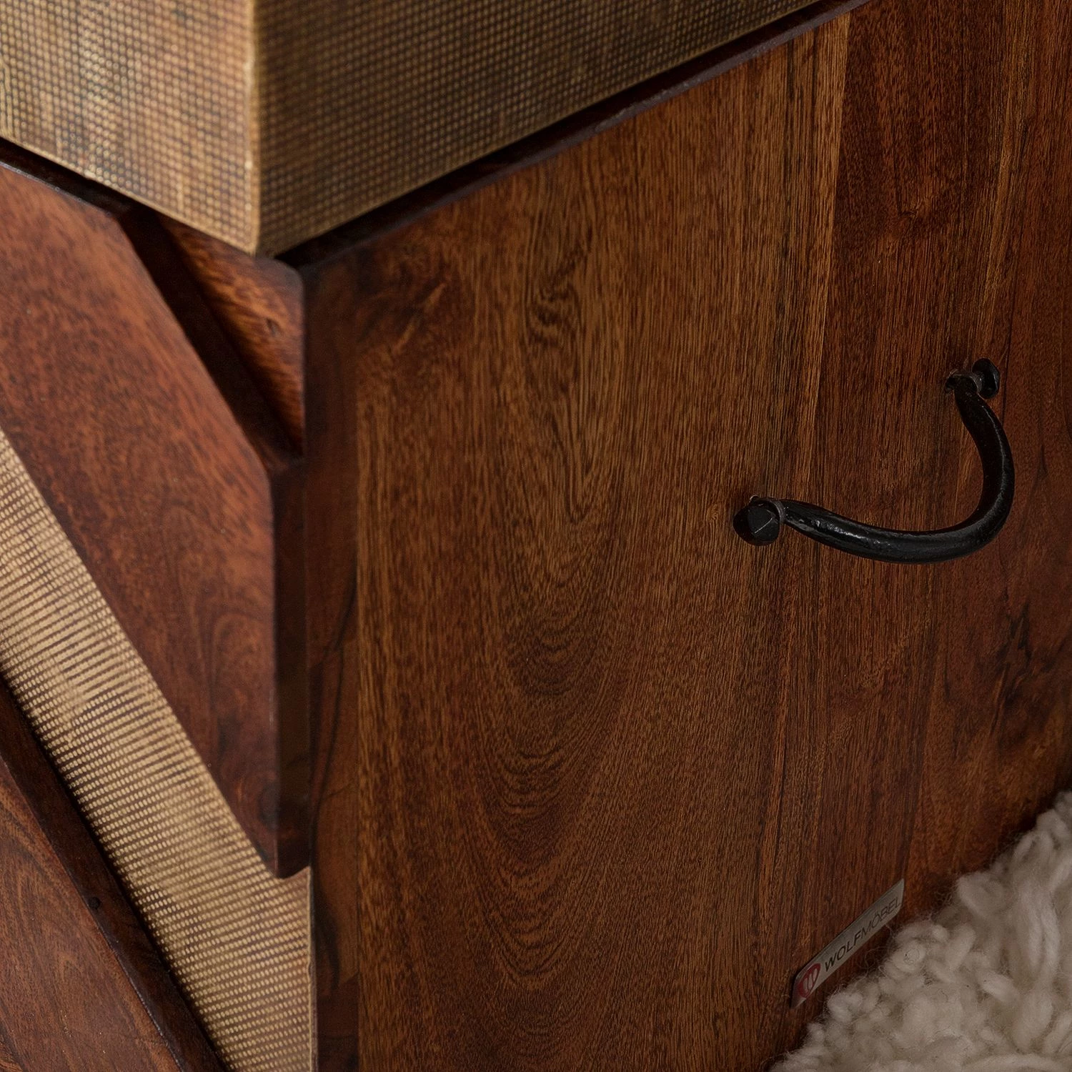 Ars manufacti Coffre Yao - Acacia massif / Métal - Acacia / Doré 18 Ars manufacti Coffre Yao - Acacia massif / Métal - Acacia / Doré – Image 17